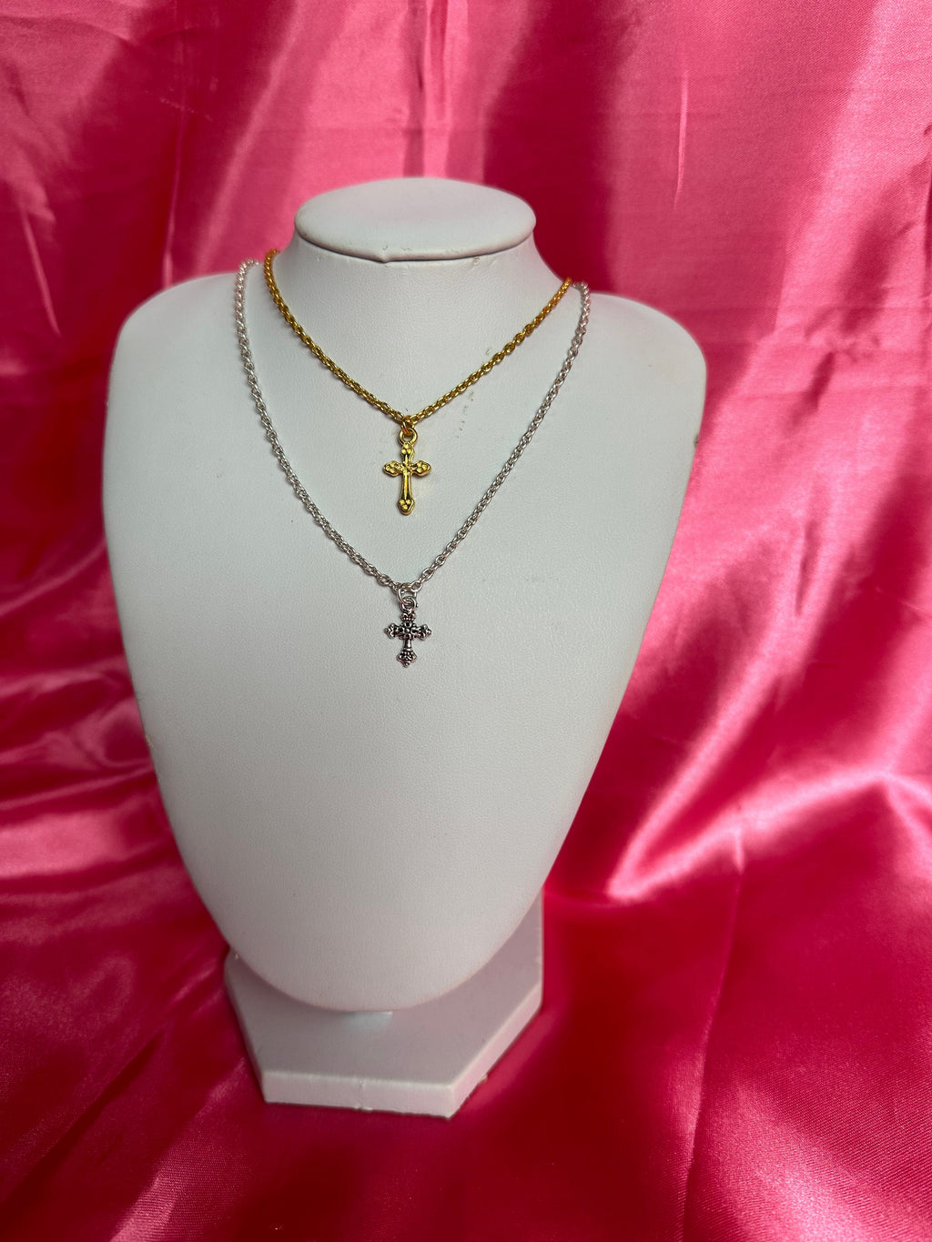Cross pendant necklace
