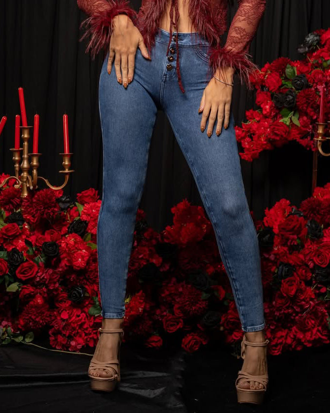 4-Row Button Hip-Lifting Skinny Jeans