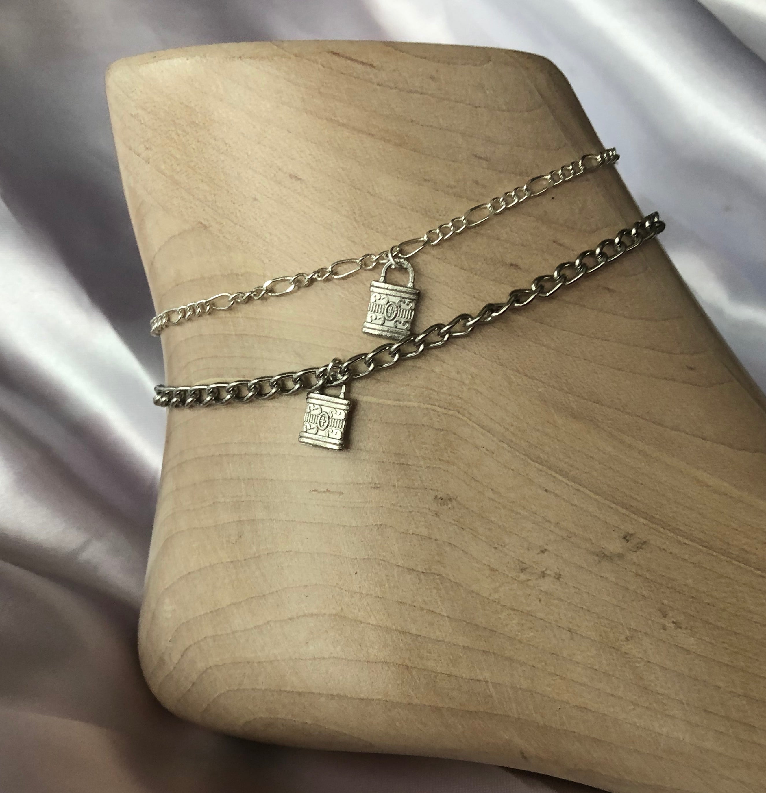 Lock pendant anklet