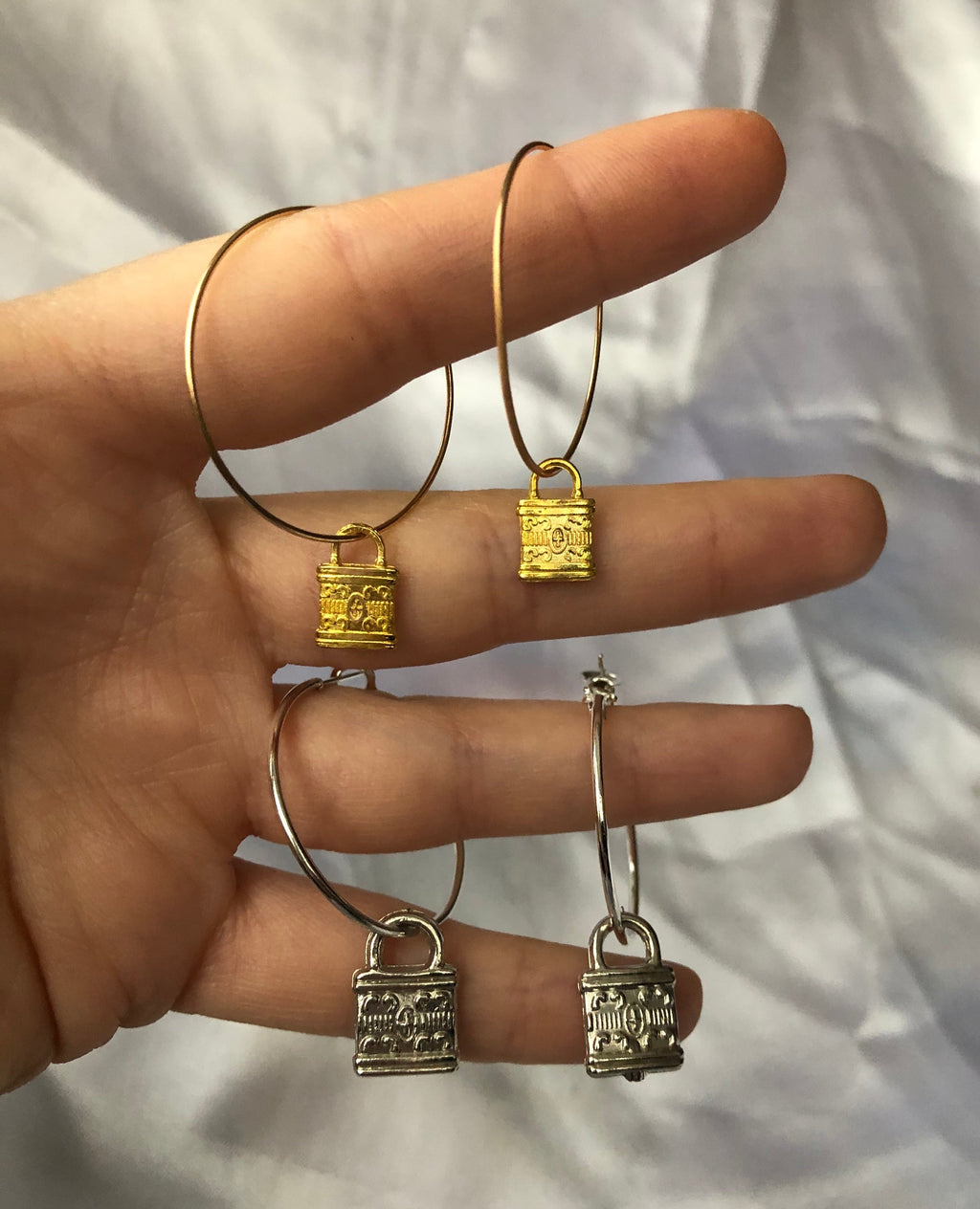Lock hoops