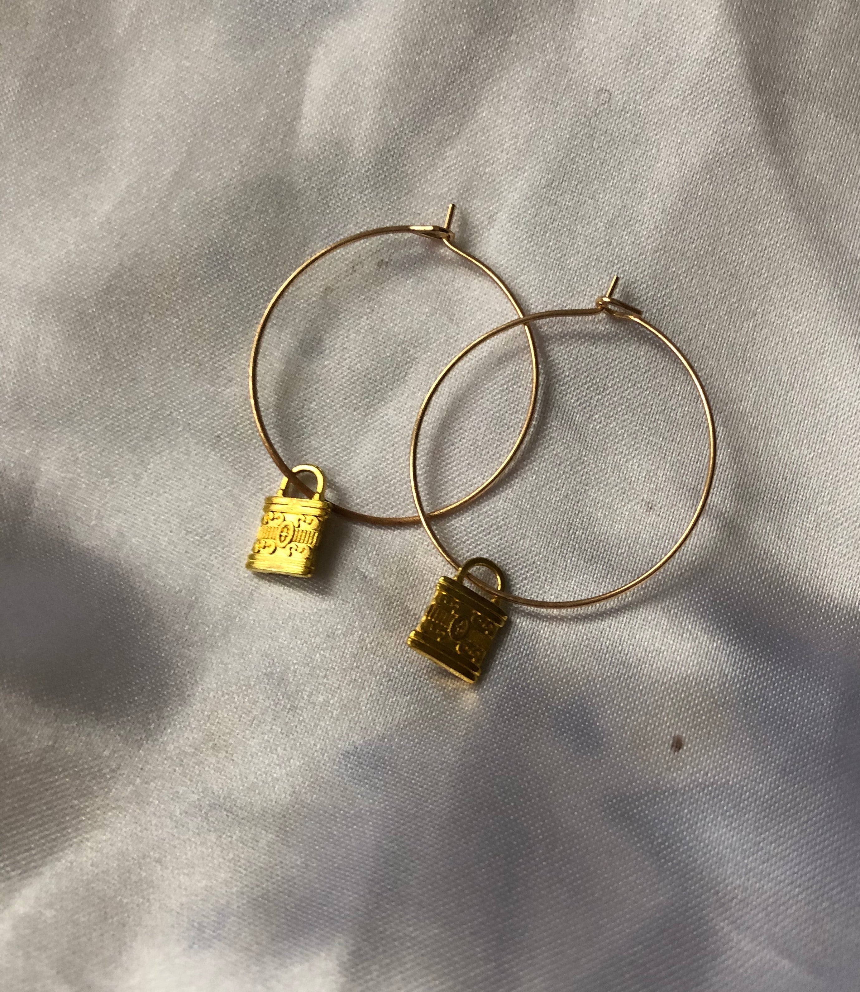 Lock hoops