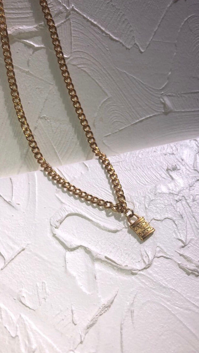 Lock pendant necklace Gold