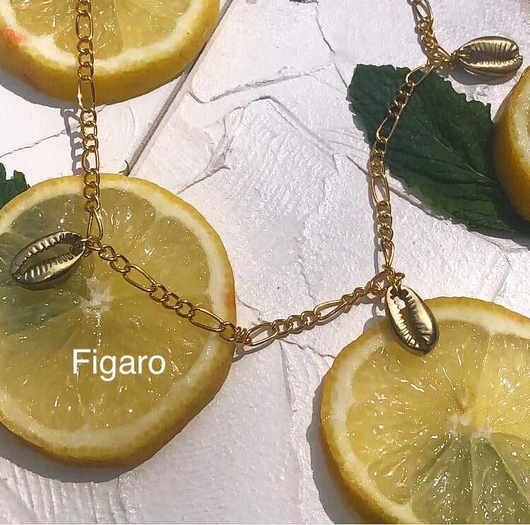 Seashell pendant necklace