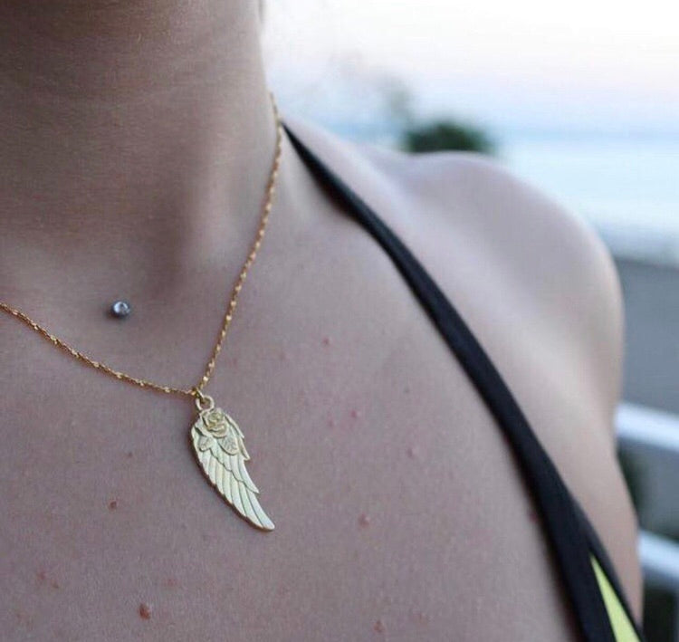 Single angel wing necklace
