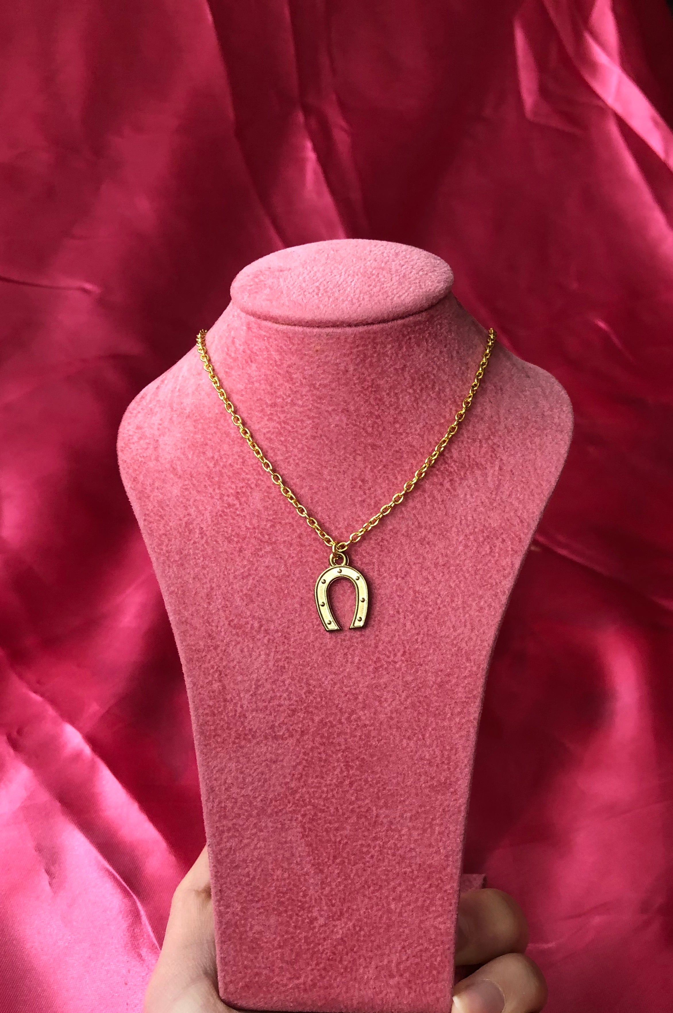 Horseshoe necklace Gold